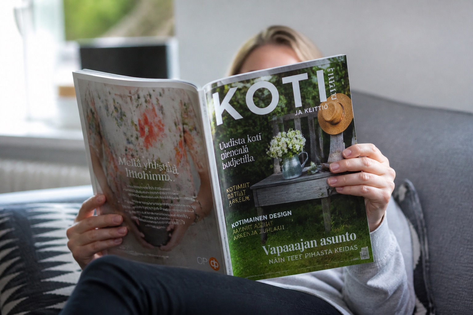 Korjaamohalli iltahämärässä, alustapenkin rullat ja niiden päälle ajettu tumma farmariauto, konepelti raollaan, kylmä loisteputkivalo ja läppärin näyttö penkin vieressä